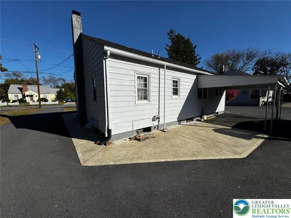 a view of a house with backyard