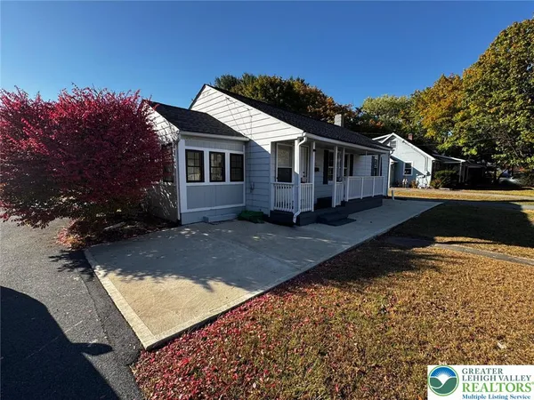 a view of a house with a yard