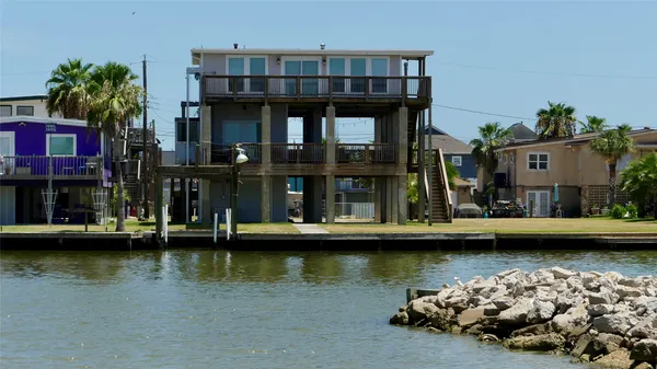 a view of a lake with house