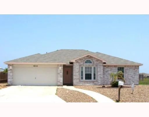 a black and white photo of a building