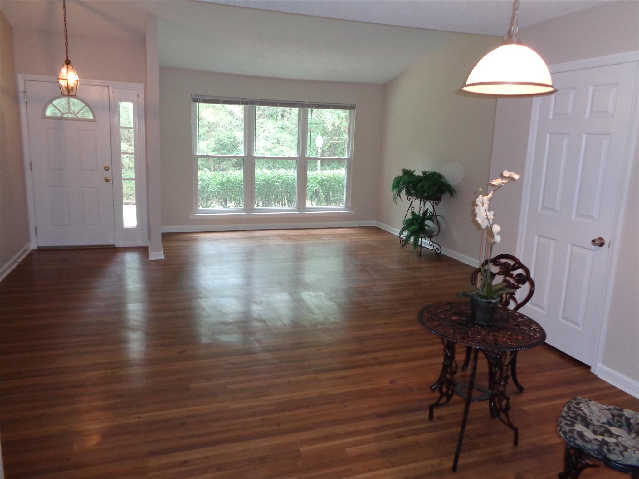 4001 Anderson Road, Unit I55 Nashville, TN 37217 - Photo 4 of 15 The spacious living area/dining area.