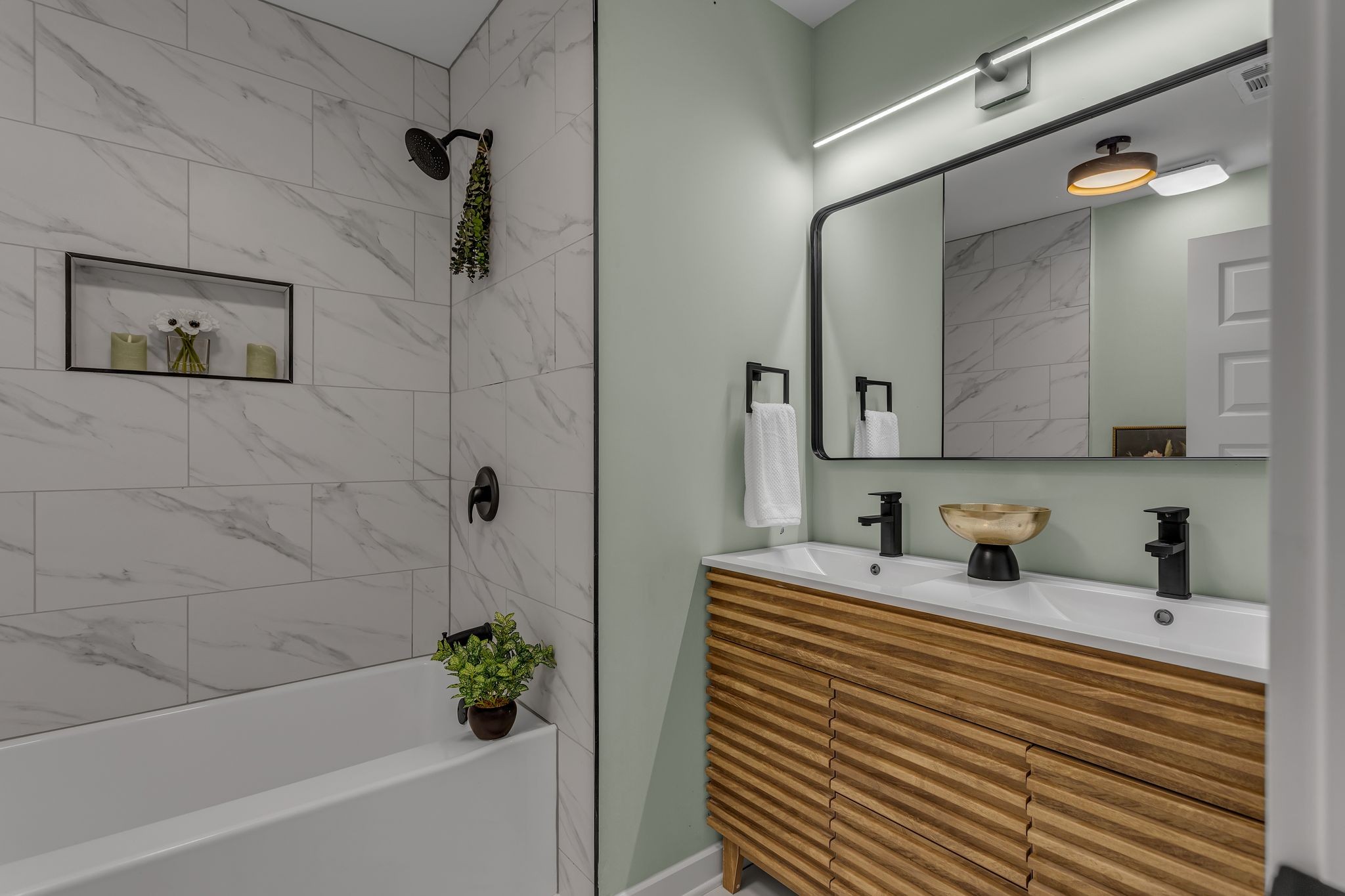 755 Center Street Lewisburg, TN 37091 - Photo 14 of 24 a bathroom with a bathtub and a sink