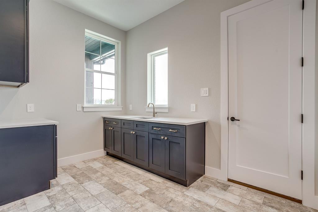 456 Acorn Trail Granbury, TX 76049 - Photo 22 of 40 an empty room with windows and closet