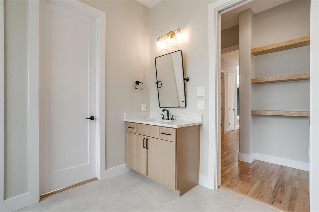 456 Acorn Trail Granbury, TX 76049 - Photo 28 of 40 a bathroom with a sink and a mirror