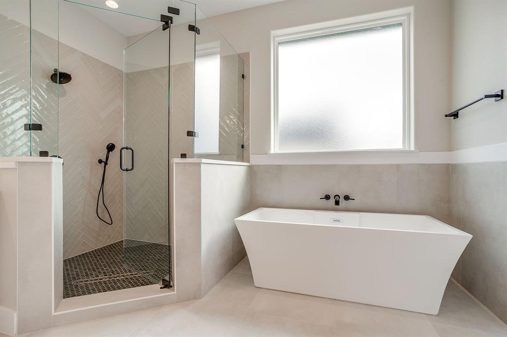 456 Acorn Trail Granbury, TX 76049 - Photo 29 of 40 a bathroom with a bathtub and shower