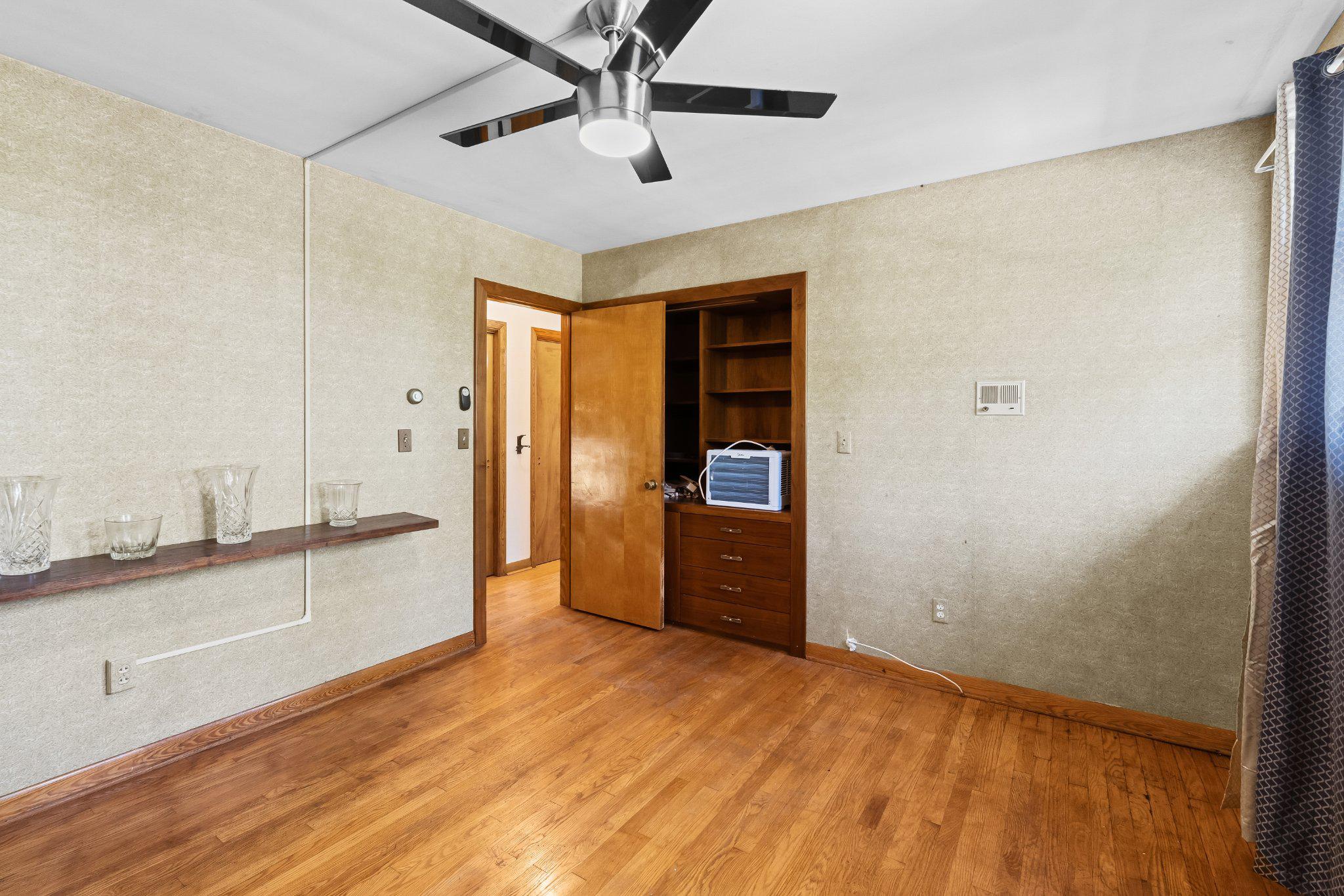 5422 Woodbine Road Woodbine, MD 21797 - Photo 25 of 39 Spacious room with warm wood accents.