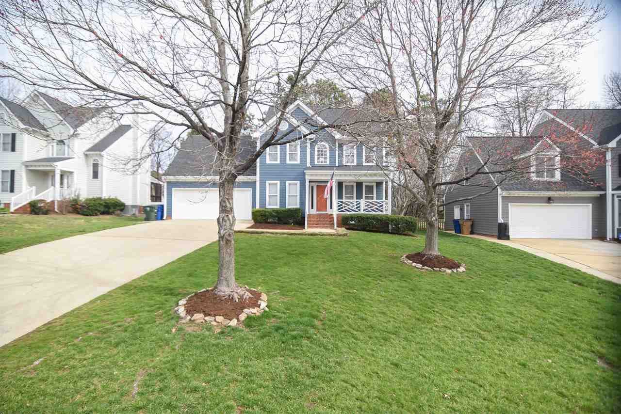 Gorgeous lush lawn with well manicured landscaping! Exterior Front