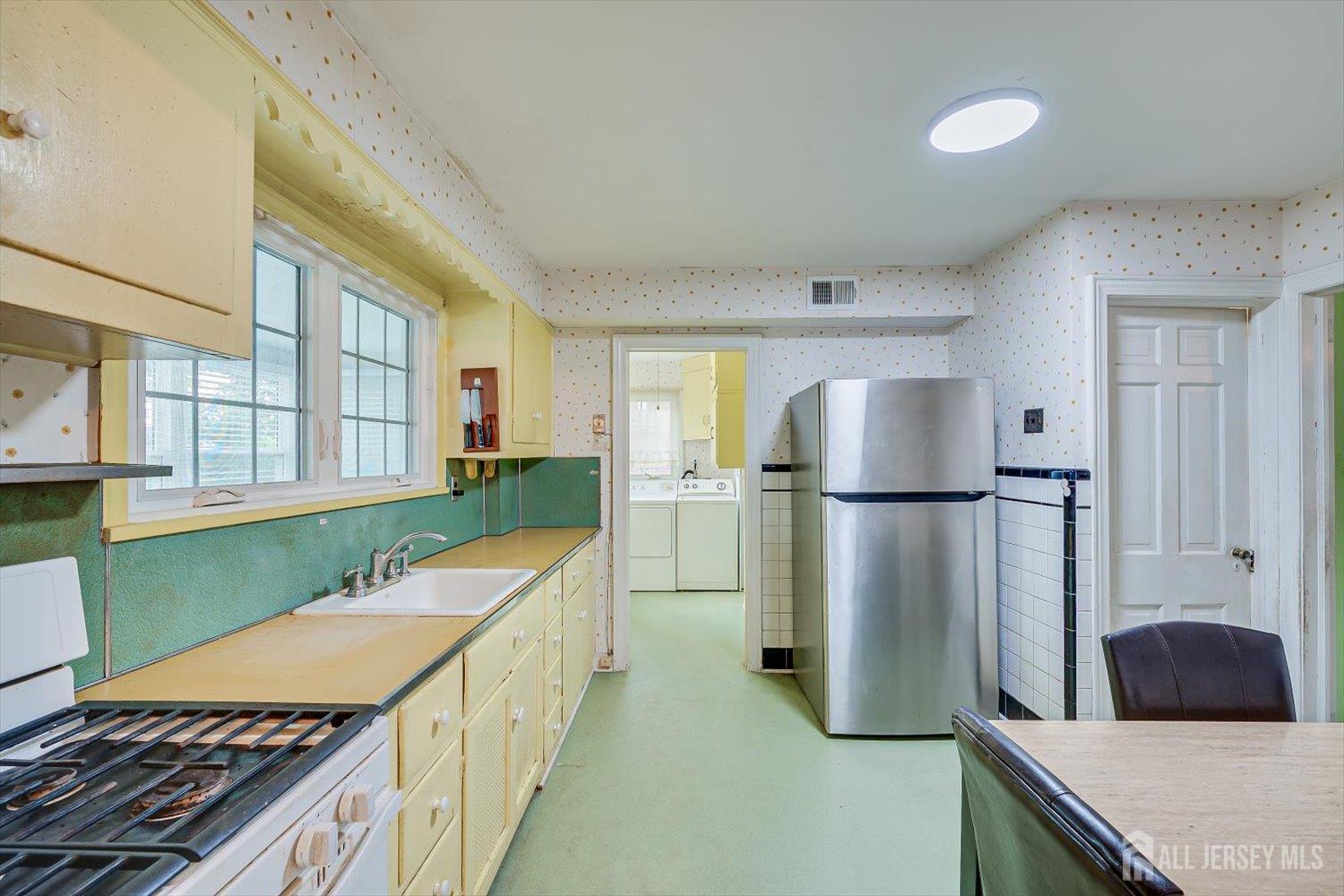 289 Hazel Place Union, NJ 07083 - Photo 9 of 23