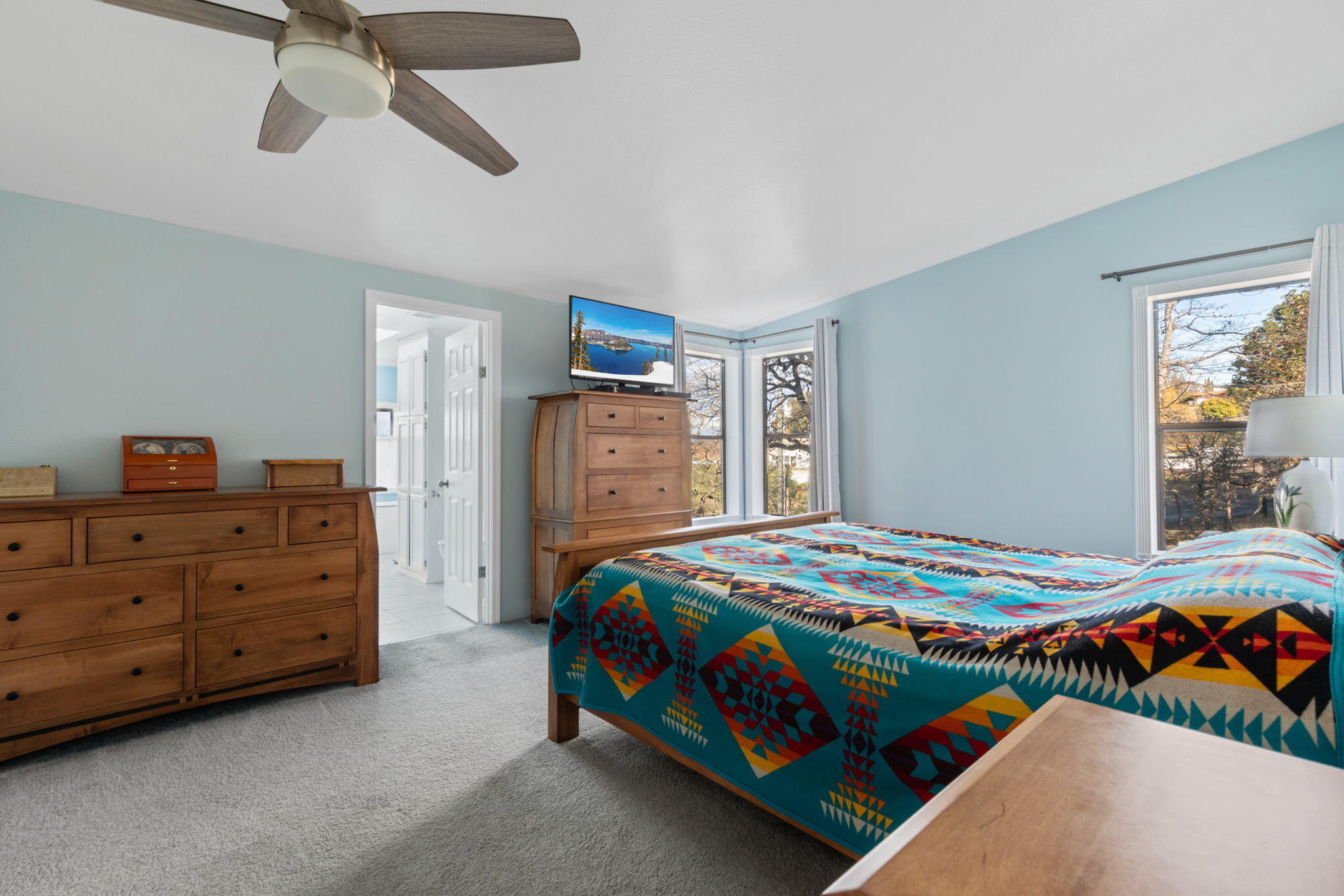 3746 Devils Garden Road Medford, OR 97504 - Photo 11 of 33 Primary bedroom, light and bright.