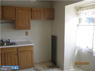 905 Woodlane Road Edgewater Park, NJ 08010 - Photo 2 of 8 Kitchen