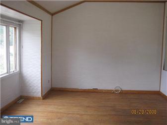 905 Woodlane Road Edgewater Park, NJ 08010 - Photo 6 of 8 Living Room