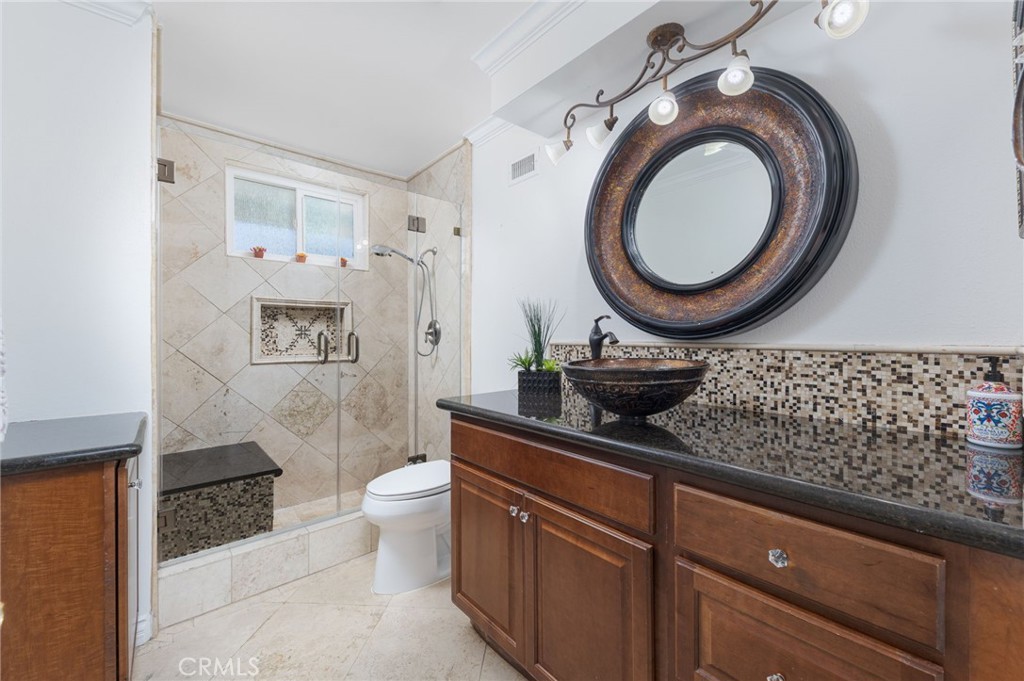 15510 Surrey Court Riverside, CA 92506 - Photo 27 of 61 Large hall bath with beautiful stone work