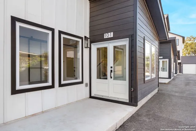 a view of an entryway of the house