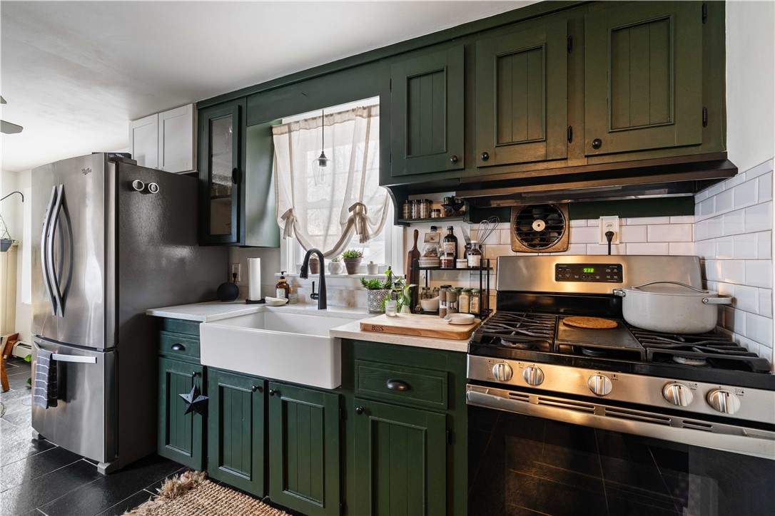 99 Allen Avenue East Providence, RI 02915 - Photo 6 of 23