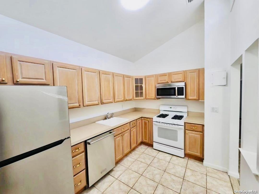 232-10 Horace Harding Expressway, Unit 2 Queens, NY 11364 - Photo 4 of 12