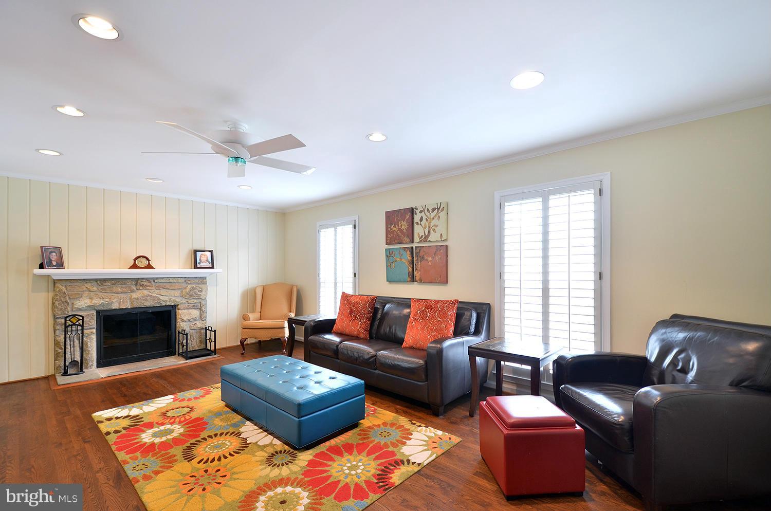 9424 Reach Road Potomac, MD 20854 - Photo 5 of 30 Living Room