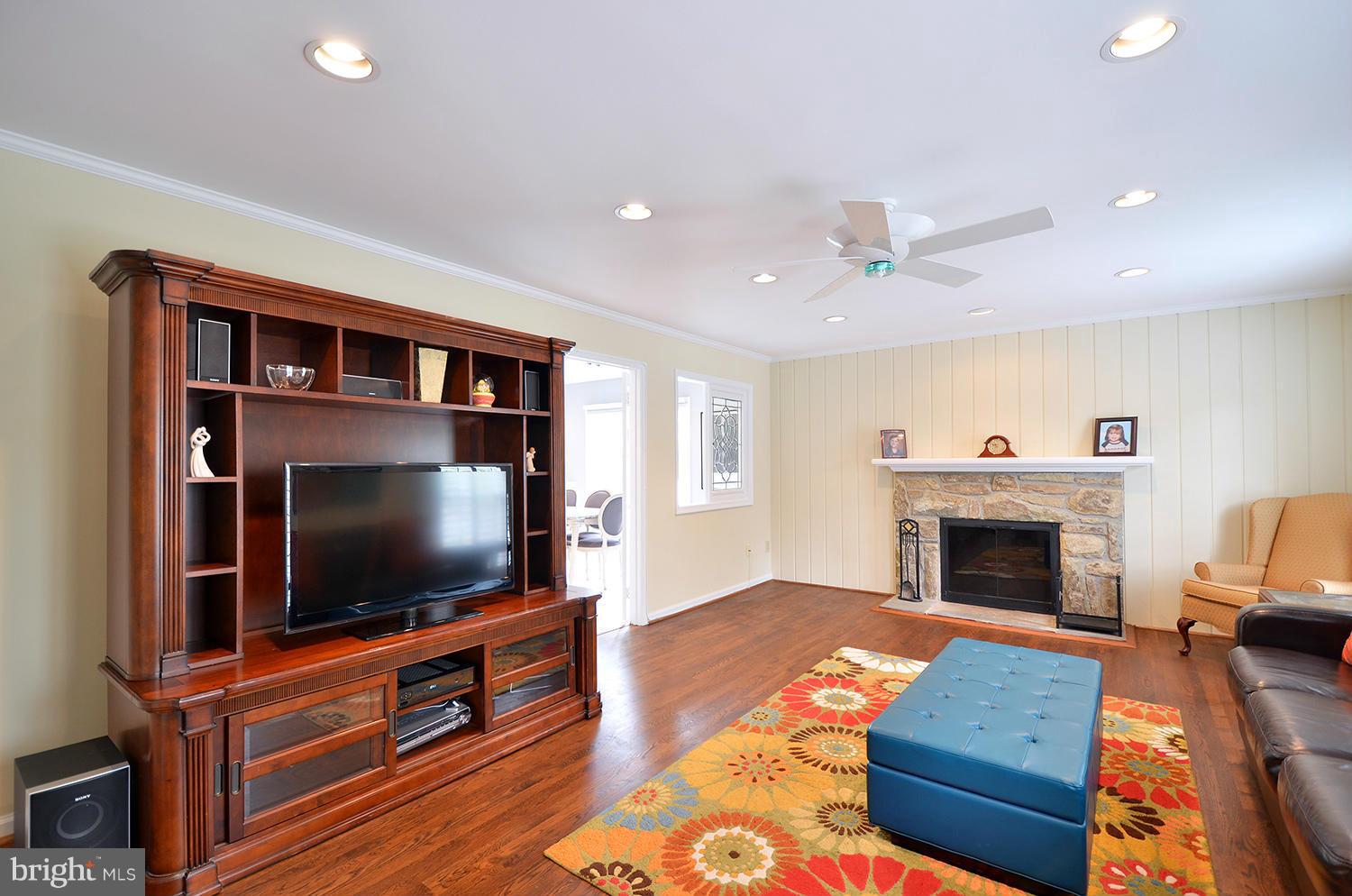 9424 Reach Road Potomac, MD 20854 - Photo 6 of 30 Living Room