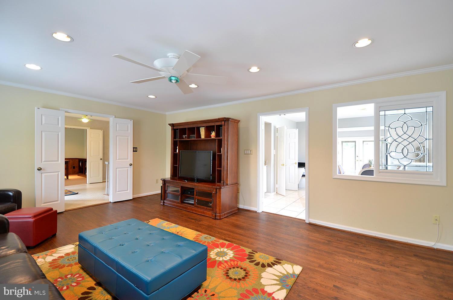 9424 Reach Road Potomac, MD 20854 - Photo 7 of 30 Living Room
