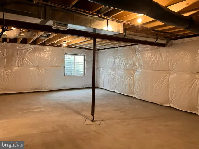 a view of a utility room