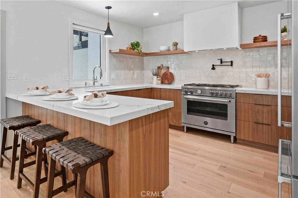 3758 Alzada Road Altadena, CA 91001 - Photo 14 of 59 Kitchen peninsula