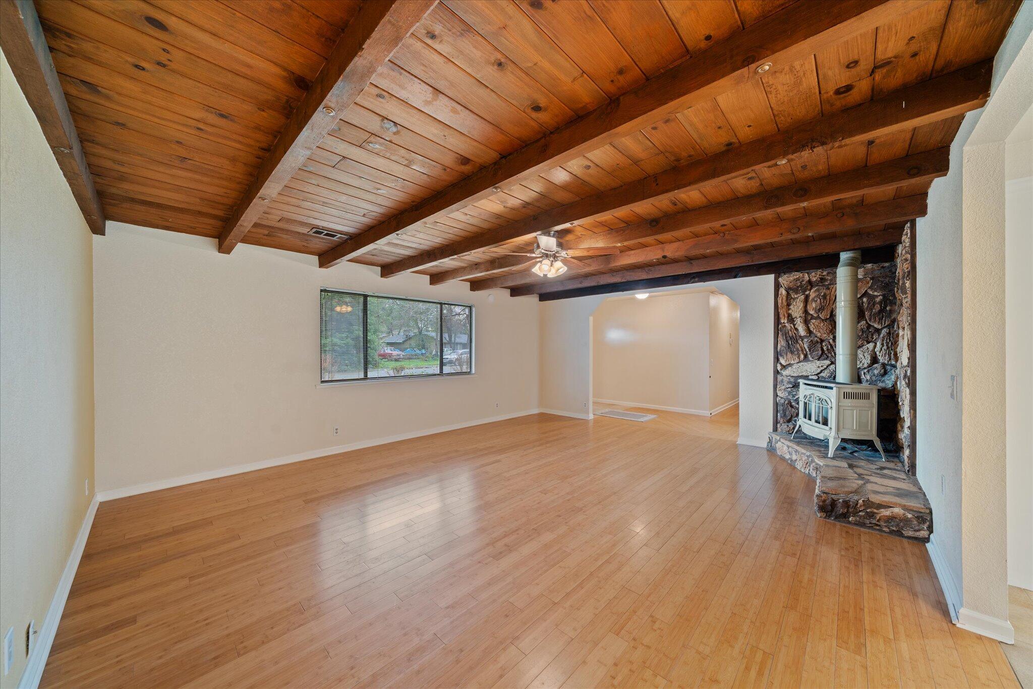 7235 Amigo Way Redding, CA 96002 - Photo 3 of 33 04-BiggerFlow Real Estate Media-5