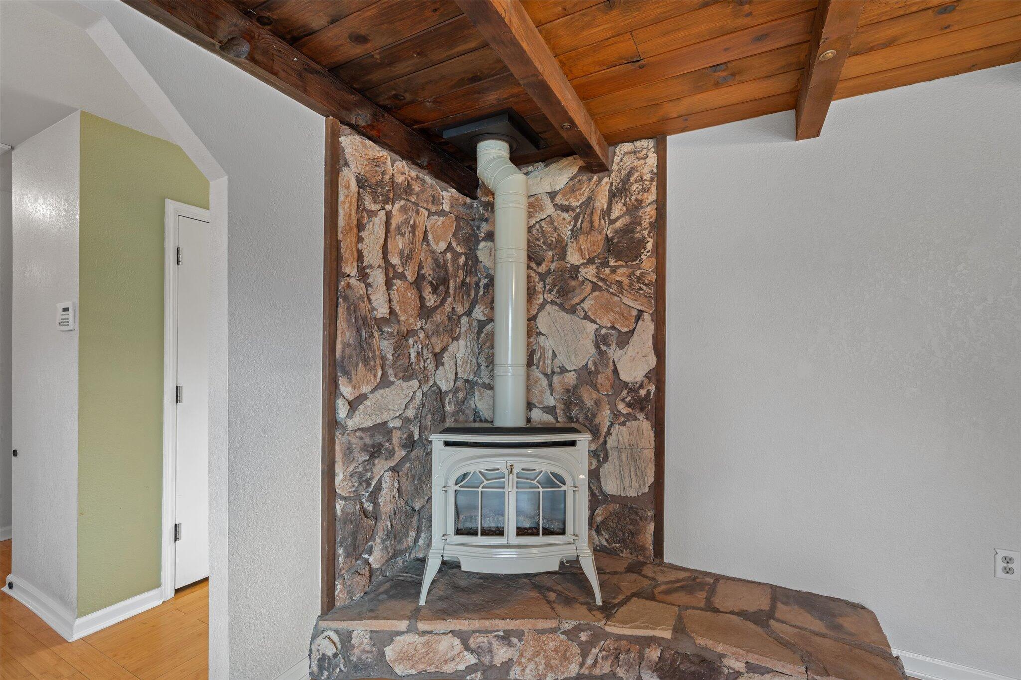 7235 Amigo Way Redding, CA 96002 - Photo 5 of 33 10-BiggerFlow Real Estate Media-4