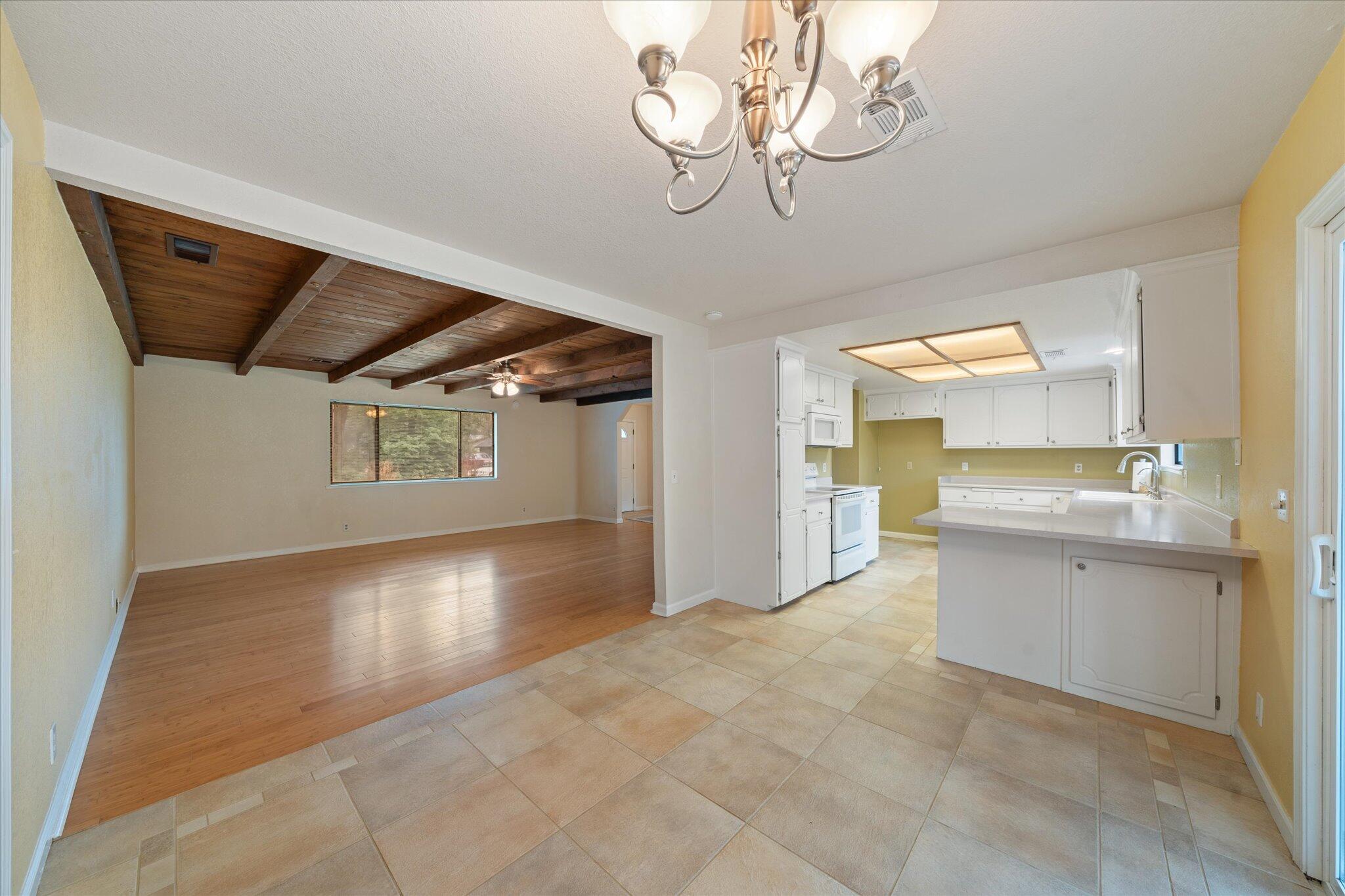 7235 Amigo Way Redding, CA 96002 - Photo 6 of 33 12-BiggerFlow Real Estate Media-8