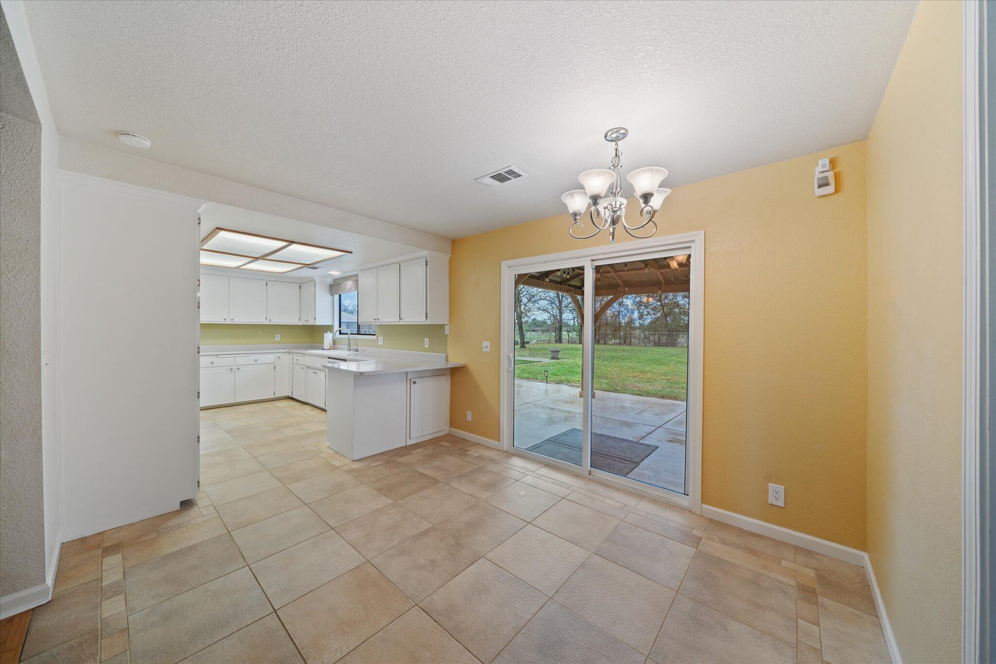 7235 Amigo Way Redding, CA 96002 - Photo 8 of 33 06-BiggerFlow Real Estate Media-7