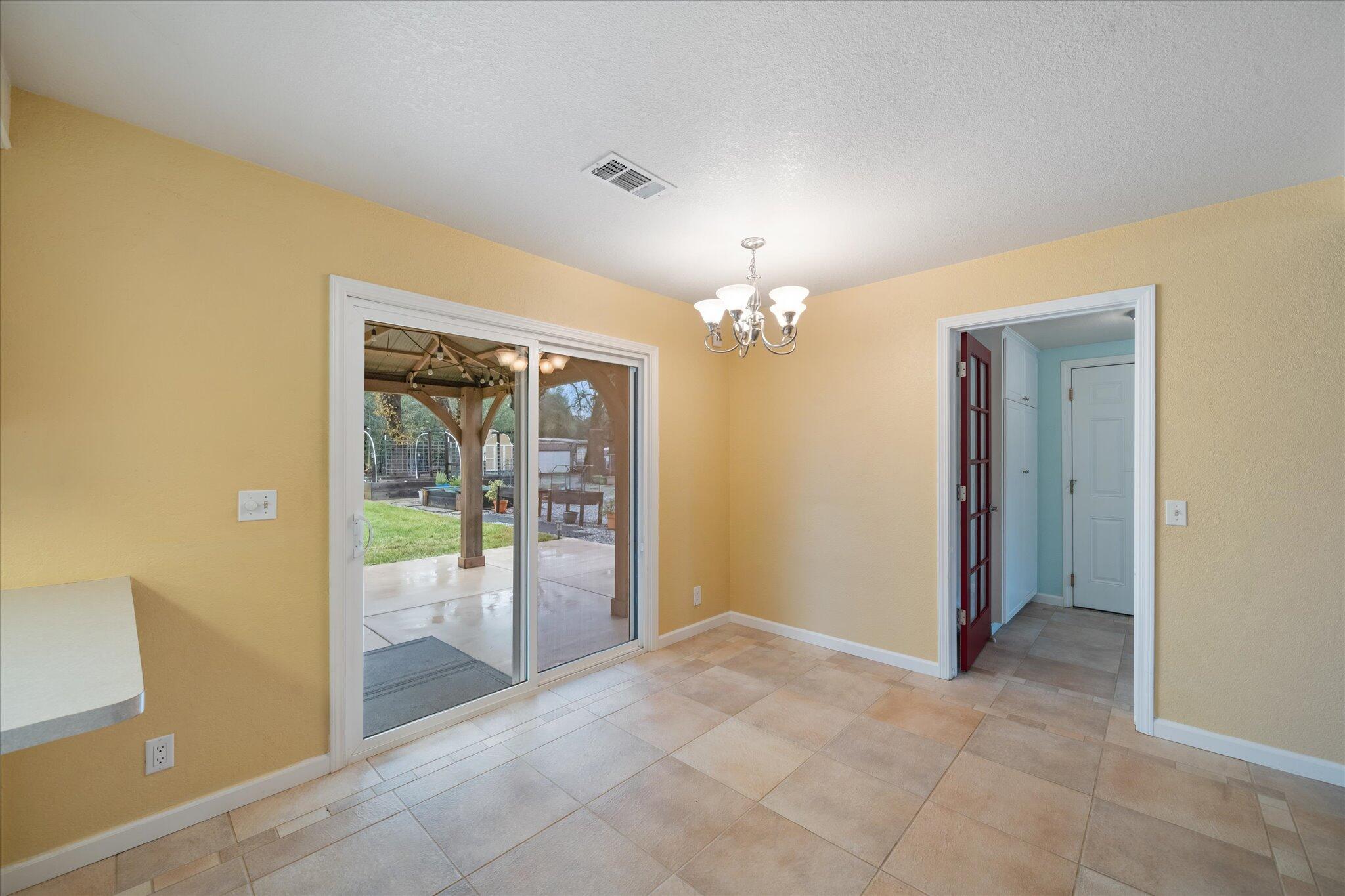 7235 Amigo Way Redding, CA 96002 - Photo 9 of 33 13-BiggerFlow Real Estate Media-9