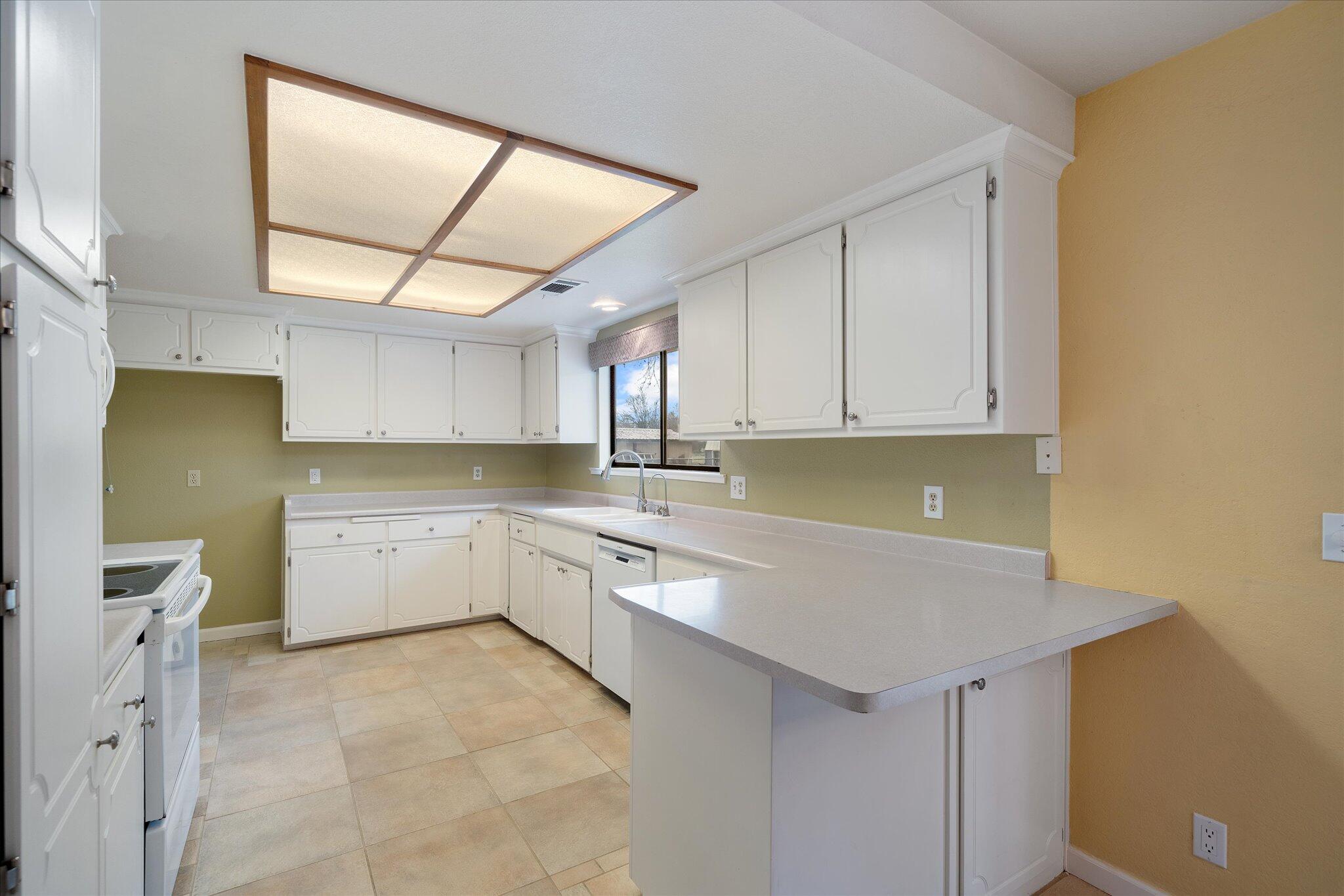 7235 Amigo Way Redding, CA 96002 - Photo 10 of 33 14-BiggerFlow Real Estate Media-10