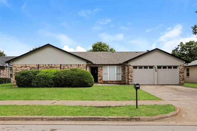 a view of front of house with a yard