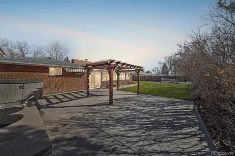 a view of a backyard