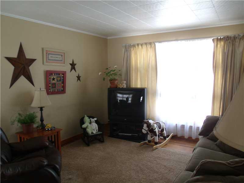 193 Walkchalk Road Kittanning, PA 16201 - Photo 3 of 14 Living Room.