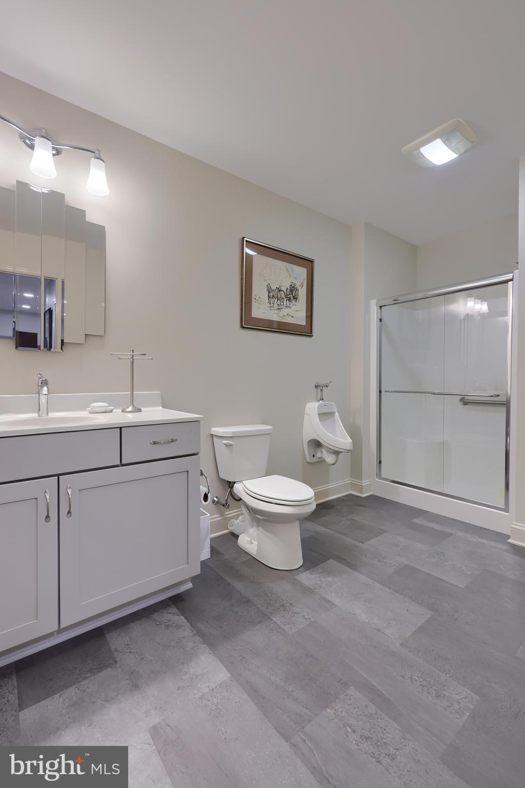 364 Pin Oak Drive Lititz, PA 17543 - Photo 36 of 39 a bathroom with a toilet sink and mirror