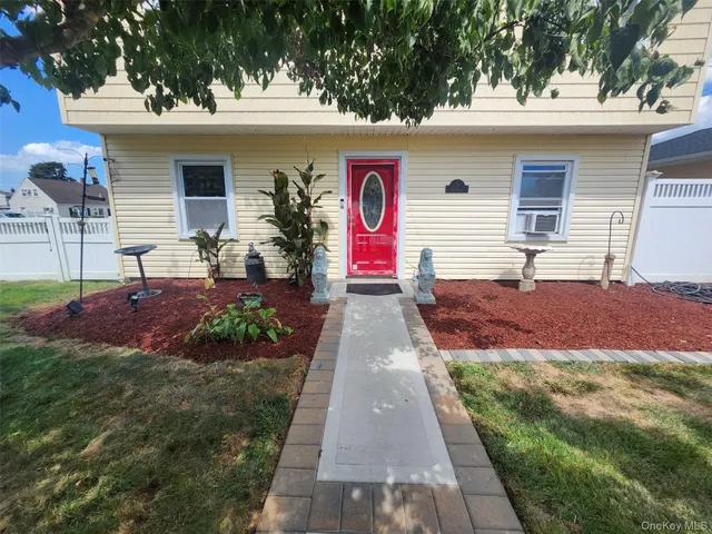 a front view of house with yard