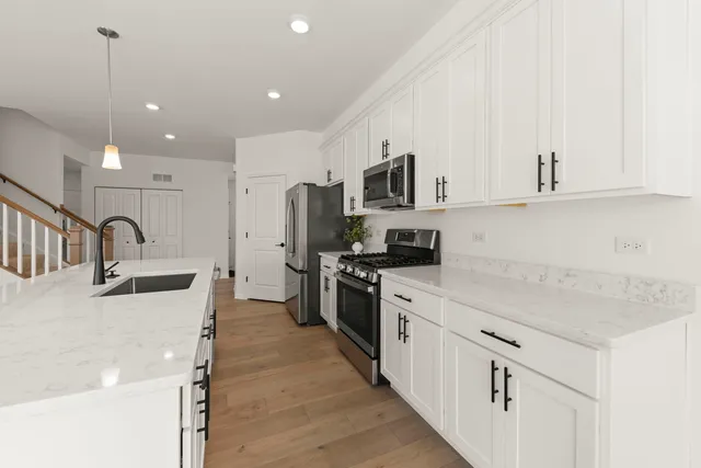 $3,200 | 4486 Chelsea Mnr Circle, Aurora, IL 60504