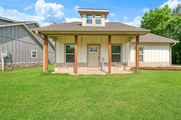 a view of a house with backyard