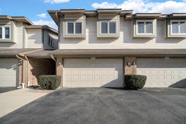 $2,795 | 1017 Arbor Court, Mount Prospect, IL 60056