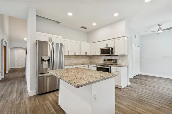$3,600 | 18154 Sandy Pointe Drive, Tampa, FL 33647