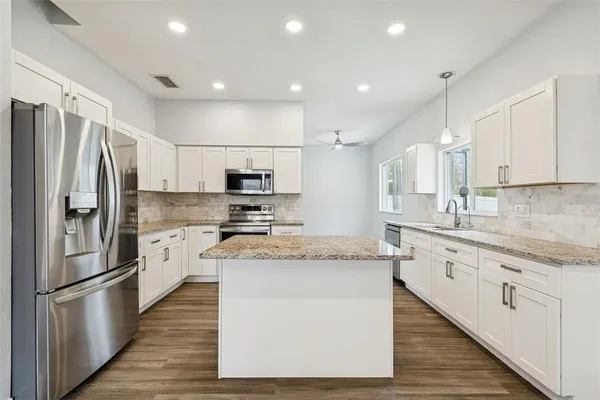 $3,600 | 18154 Sandy Pointe Drive, Tampa, FL 33647
