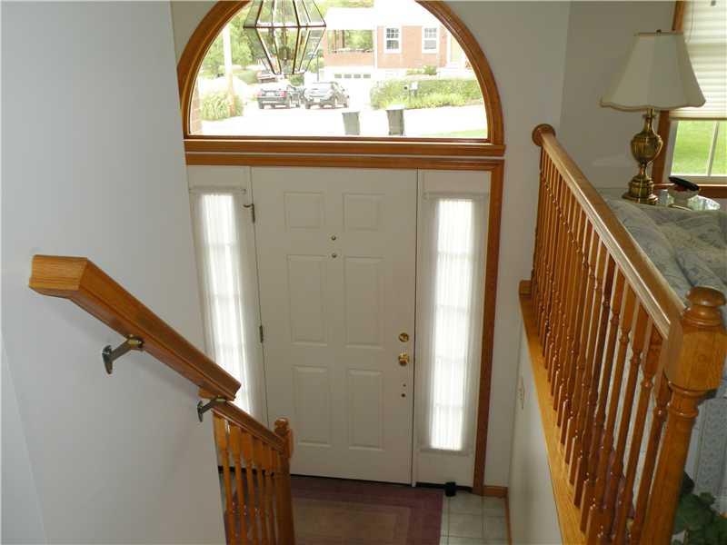 261 Rolshouse Road Pittsburgh, PA 15237 - Photo 5 of 16 Entry/Foyer.