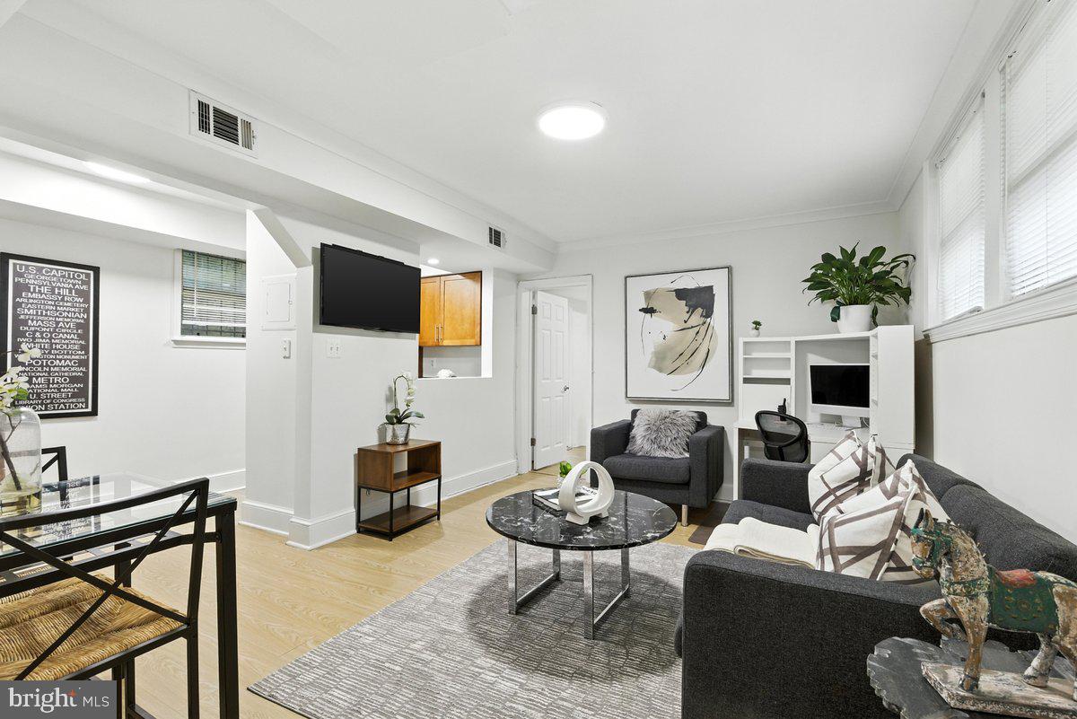 1367 K Street Southeast, Unit B Washington, DC 20003 - Photo 7 of 21 Great open living are space