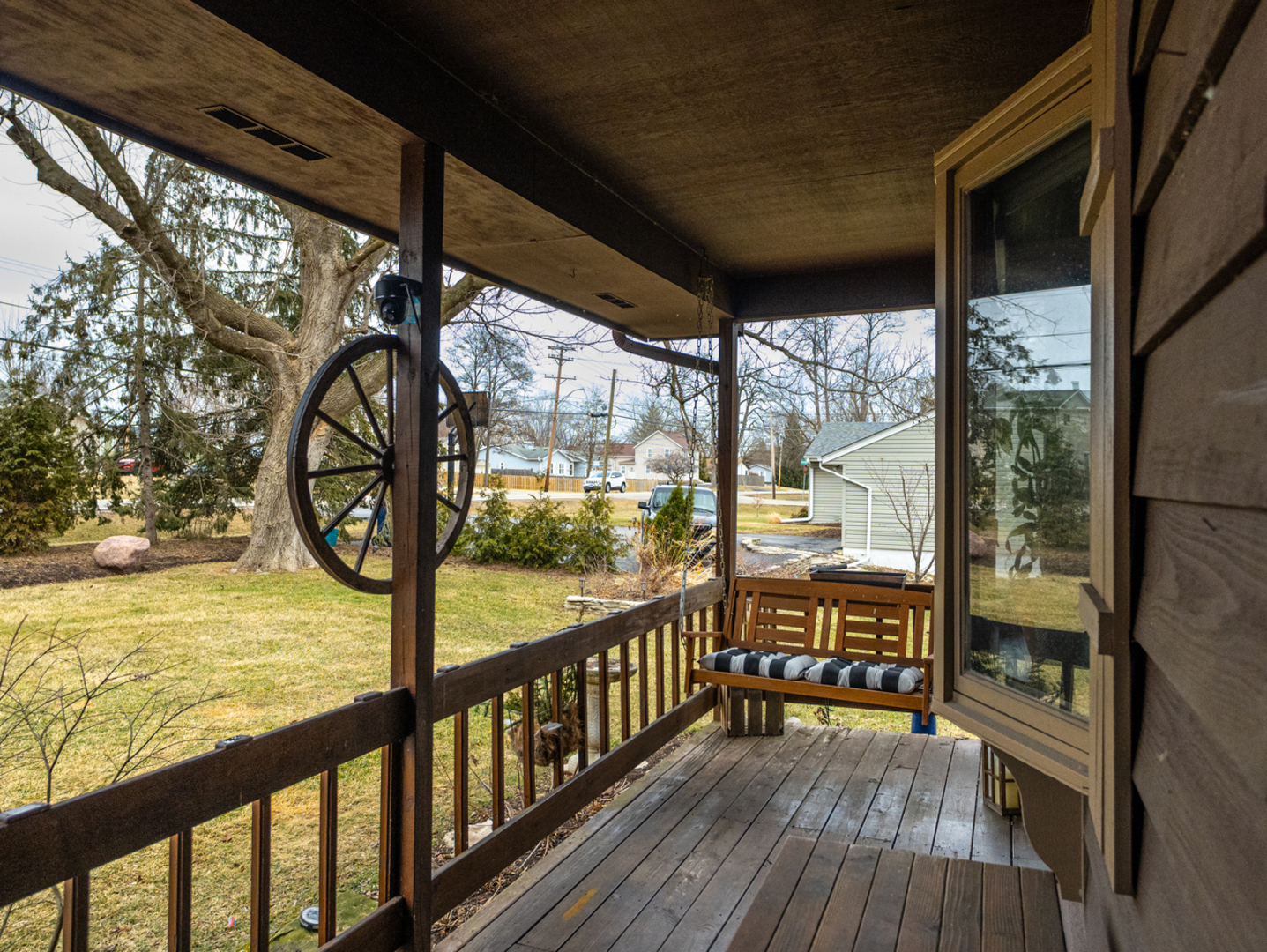 1403 West Beach Road Waukegan, IL 60087 - Photo 4 of 59 a view of mountain with wooden floor