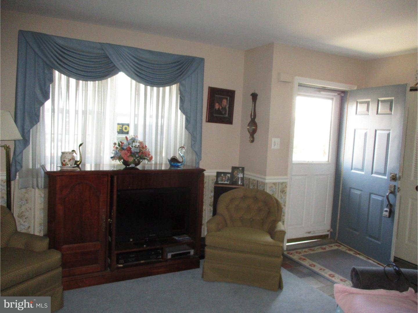 3501 Walnut Ridge Drive Pottstown, PA 19464 - Photo 4 of 25 Living Room