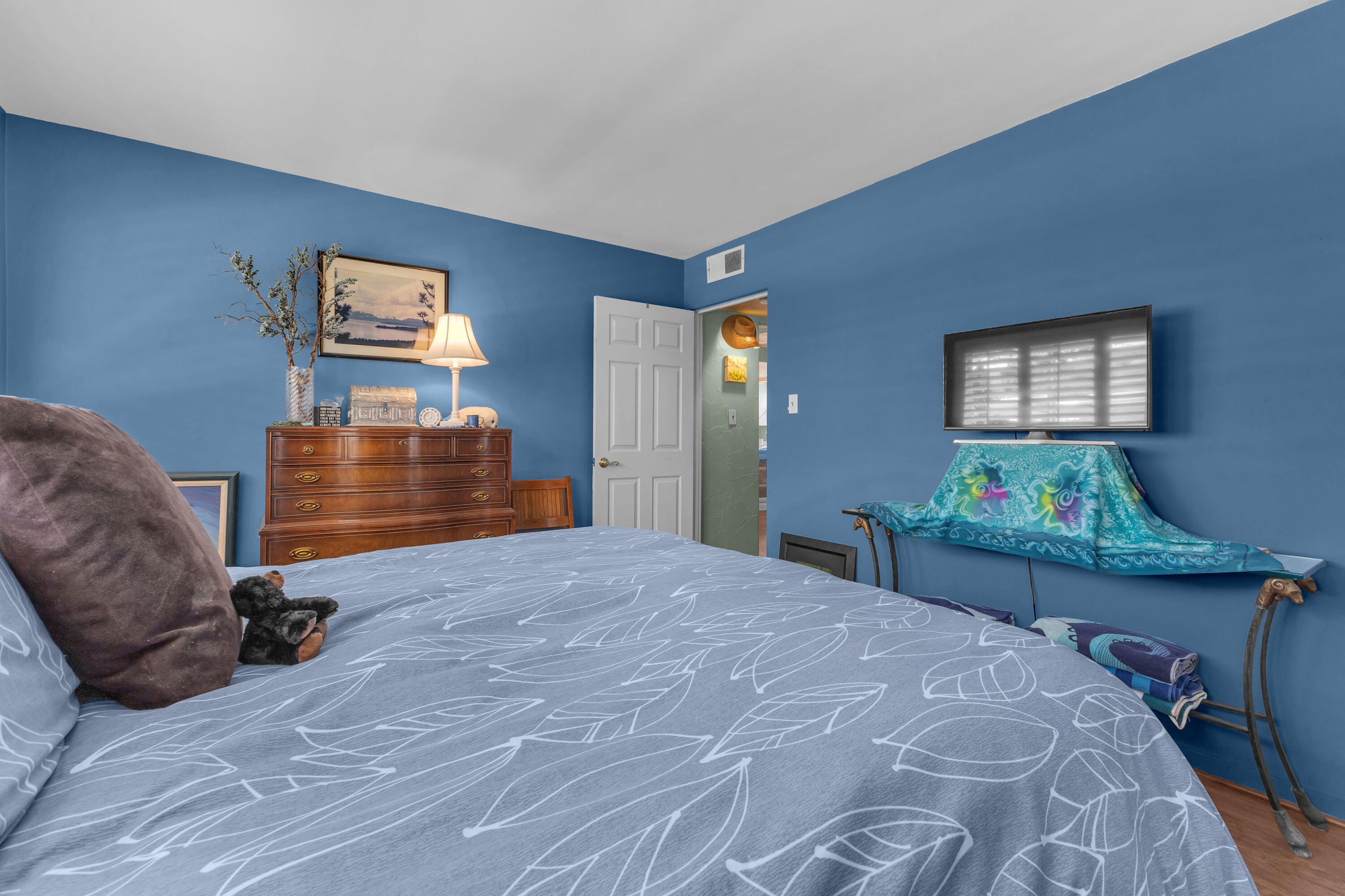 69850 Hwy 111 Rancho Mirage Ca, Unit 14 Rancho Mirage, CA 92270 - Photo 24 of 56 a bedroom with a bed and a dresser in it