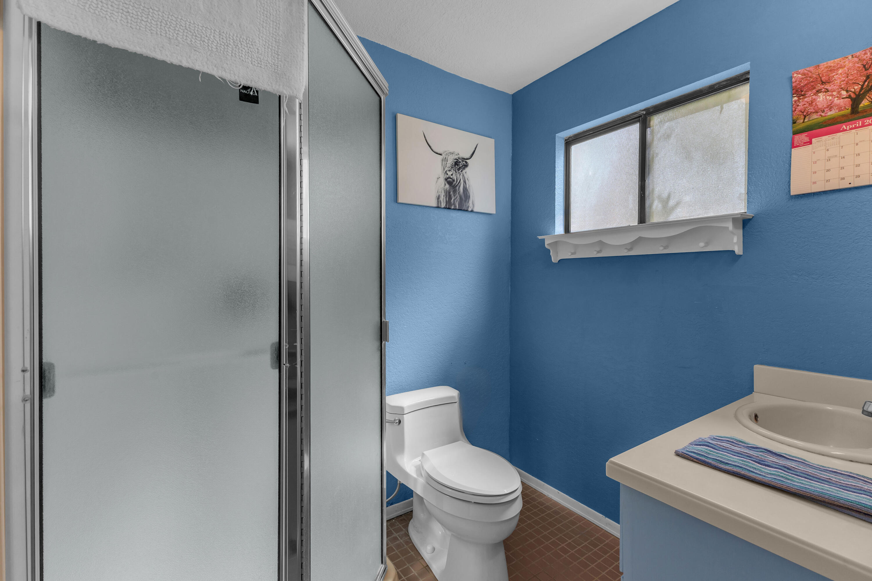 69850 Hwy 111 Rancho Mirage Ca, Unit 14 Rancho Mirage, CA 92270 - Photo 25 of 56 a white toilet sitting next to a bathroom sink