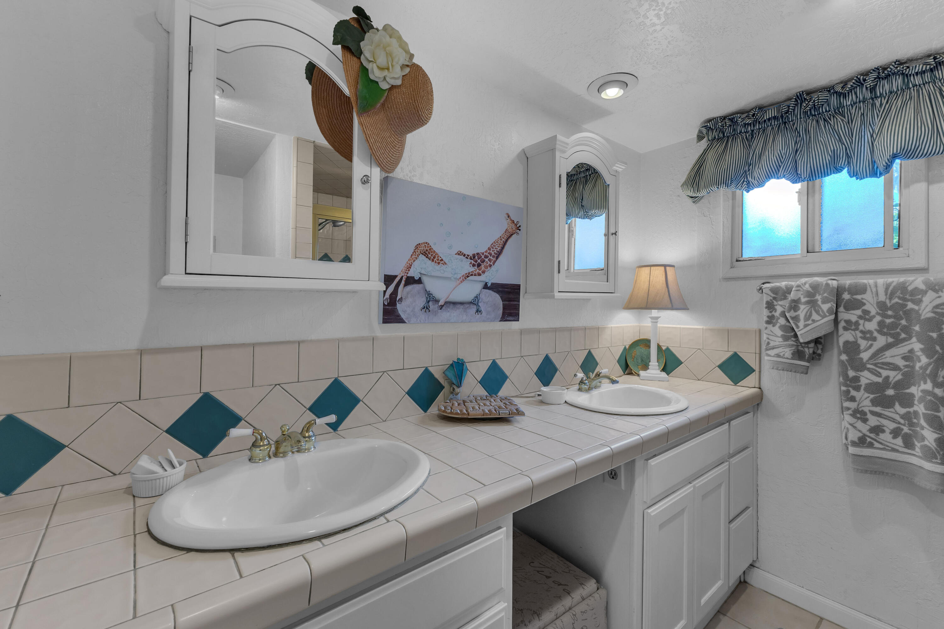 69850 Hwy 111 Rancho Mirage Ca, Unit 14 Rancho Mirage, CA 92270 - Photo 30 of 56 Primary/Guest bathroom