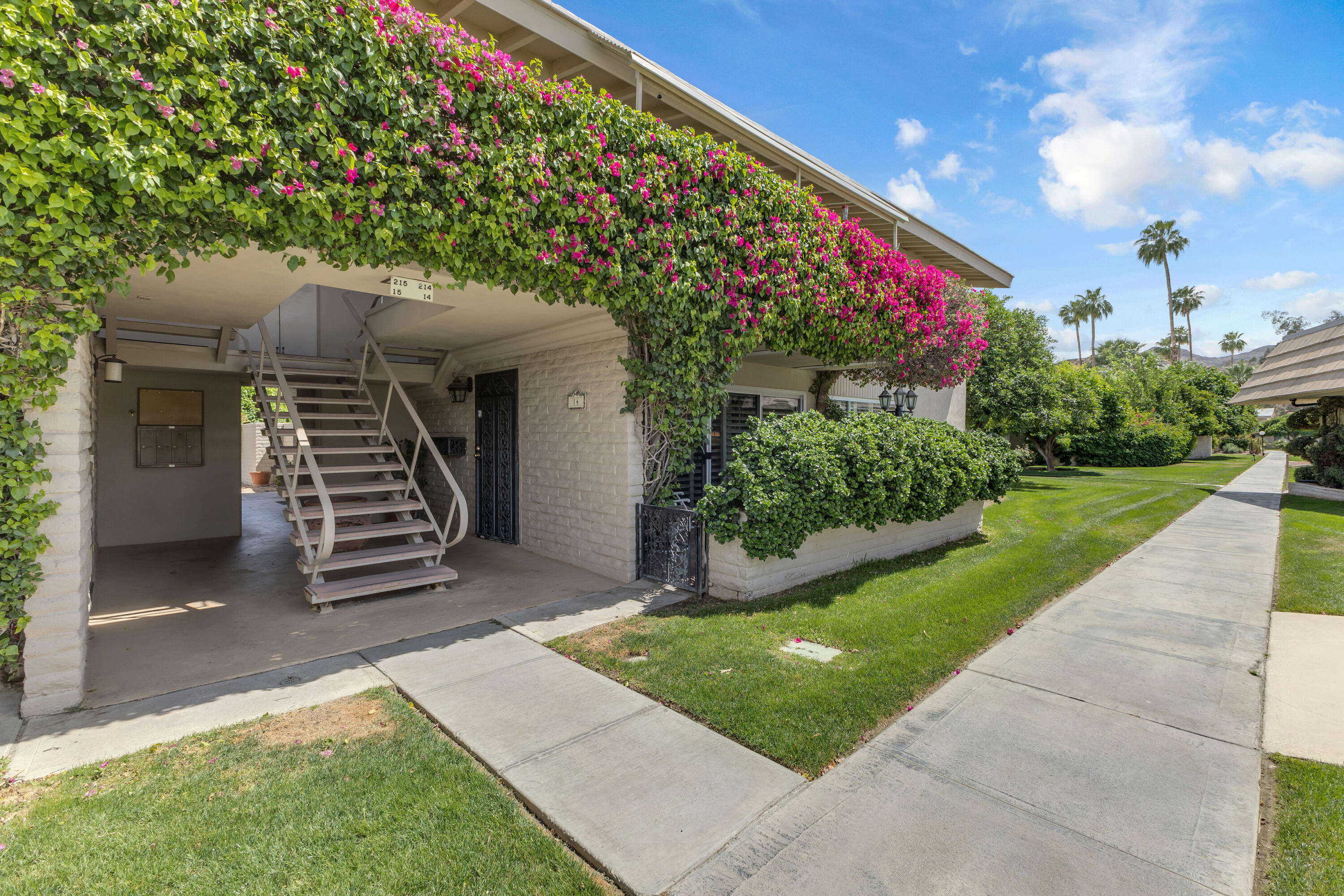 69850 Hwy 111 Rancho Mirage Ca, Unit 14 Rancho Mirage, CA 92270 - Photo 5 of 56 a view of a back yard of the house