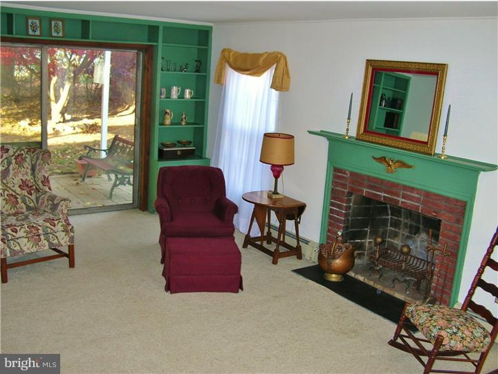 19 Tweed Road Levittown, PA 19056 - Photo 3 of 24 Living Room