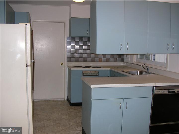 19 Tweed Road Levittown, PA 19056 - Photo 7 of 24 Kitchen